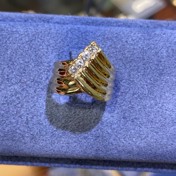 Ladies yellow Gold Ring with diamonds size 6